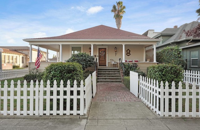 Charming Three bedroom Luxury Oasis