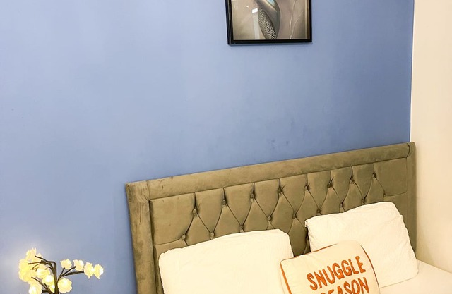 Beautiful en-suite room, near train station.