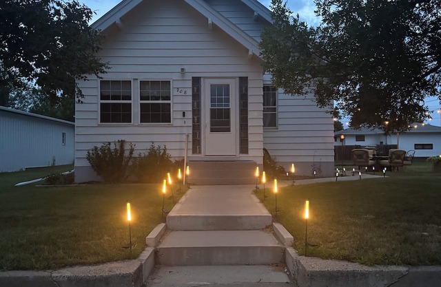 Red Roof Retreat - cozy home in Carson