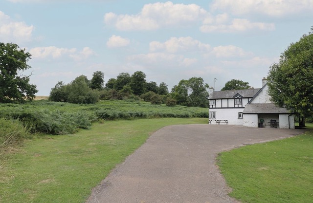 HILLSIDE COTTAGE, family friendly, with open fire in Monmouth