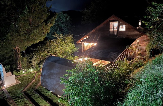 A small inn with a sauna and a private house for rent in the mountains of a quiet retreat in a town with a samurai road, an inn town of Nakasendo, with the option of barbecuing gibier and bonfires.