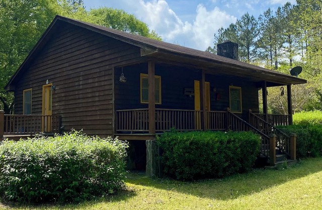 Quiet cabin with 3 fishing ponds on lots of acres. Come enjoy the country life