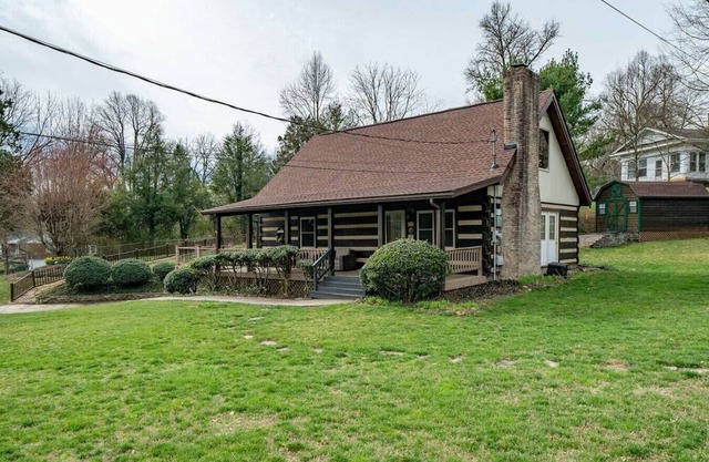 Cabin Retreat w/Pool in Bristol
