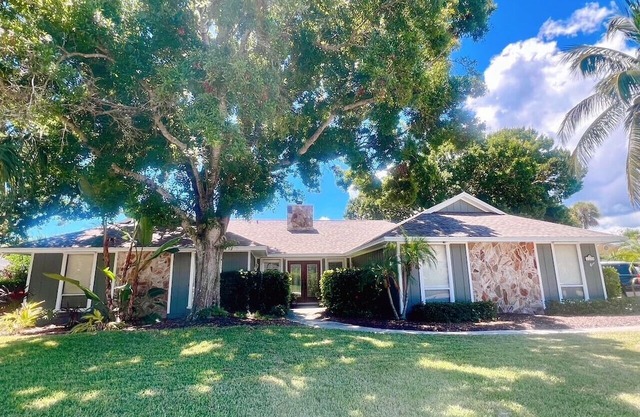 Island living, steps to your own private beach! Beautiful home sleeps 6-8.