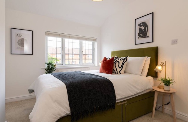 Spacious Home | Driveway Parking | Minutes from M1