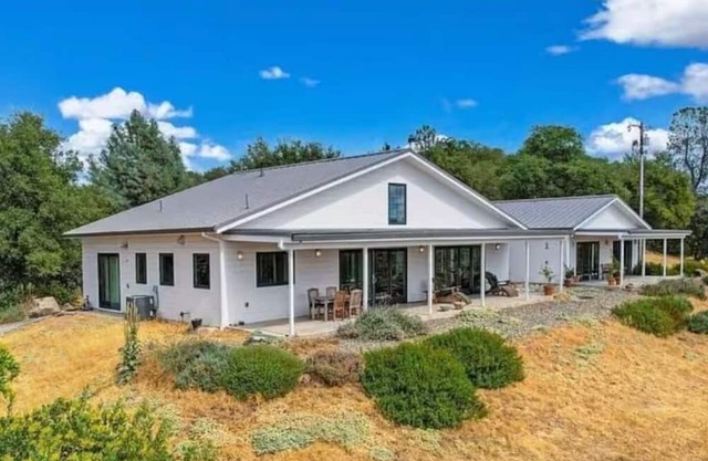 Modern 2 Bedroom Hilltop Retreat