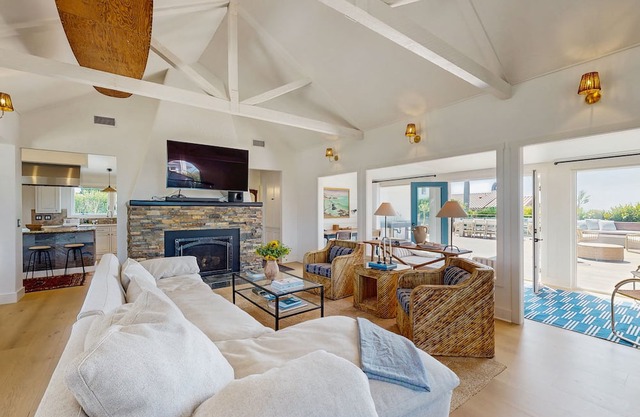 Ocean View Home on the Bluffs next to Shoreline Park - private hot tub & bbq