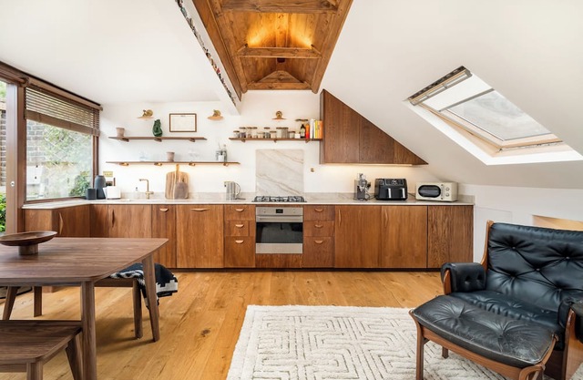 The Art Deco Escape, Hackney and Close to Central
