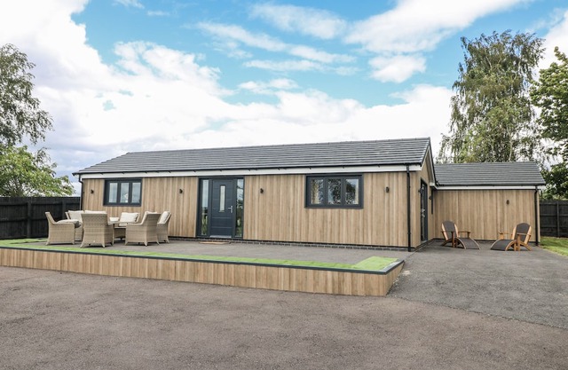 FIELDS VIEW, family friendly, character holiday cottage in Alrewas