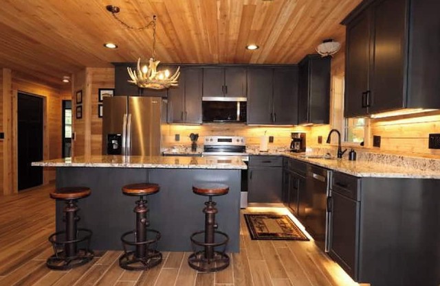 Charming 4-bedroom cabin with fitness room and AC in Imperial
