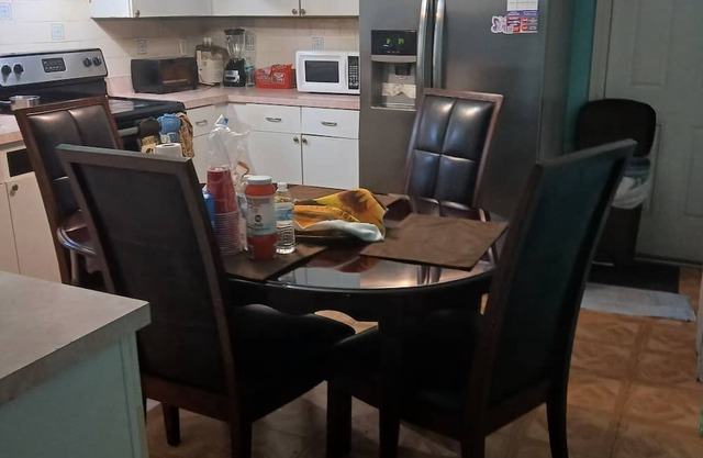 Charming 3-bedroom house in delightful St. Petersburg with AC