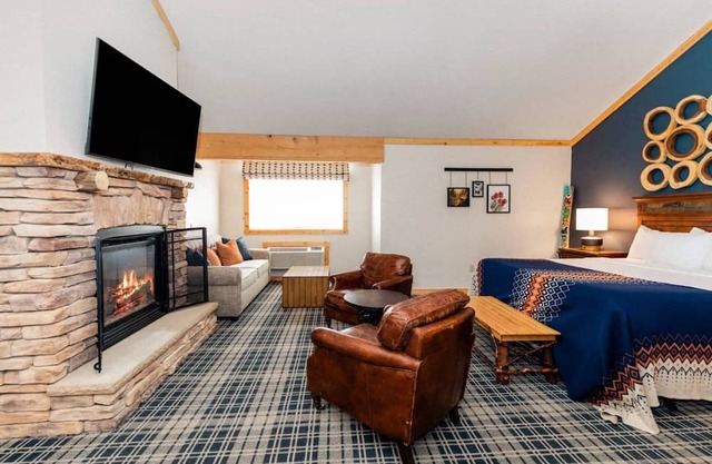 Scenic Alpine Room Near Mammoth Mountain, Great for Skiing and Lake Walks