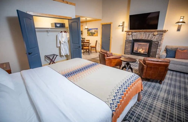 Relax in Mountain View Room Near Trails & Mammoth Ski Areas for Getaways