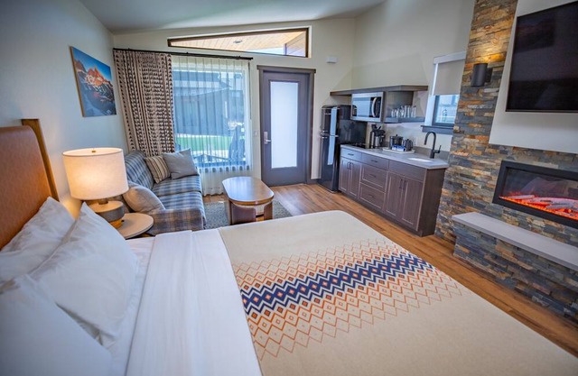Alpine Room w/Private Parking, Steps from Adventure & Mammoth Ski Shuttle Stop