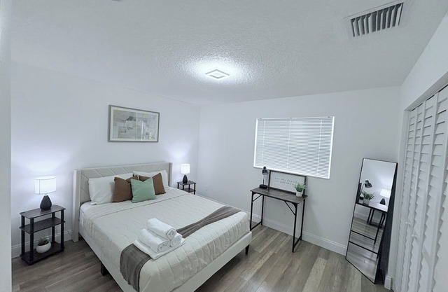 Charming 1-bedroom apartment in fabulous Greenacres with AC