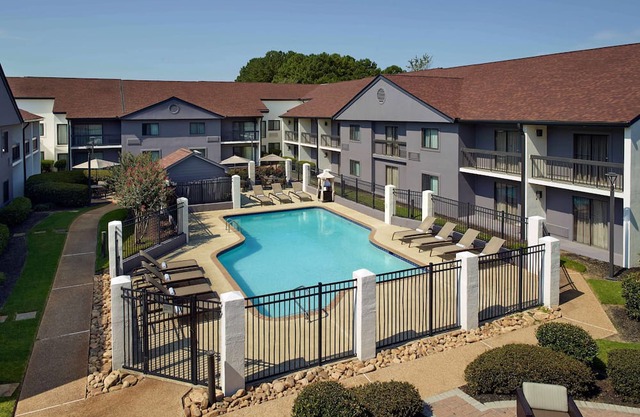 Family-friendly King Stay! Pool, & Gym Access | Pets Allowed, Free Parking!