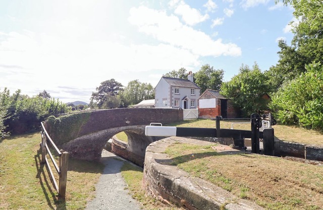 LOCKMANS COTTAGE, pet friendly, with a garden in Llandrinio