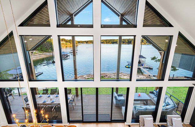 Lakefront Luxury: 4 bedrooms + 2 large bunkrooms & Gameroom Retreat!