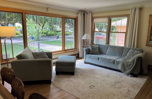 Spacious 4-bedroom house near Lake Phalen with AC, WiFi