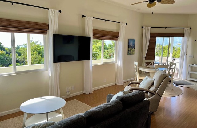 Cool studio in Naalehu with ocean views