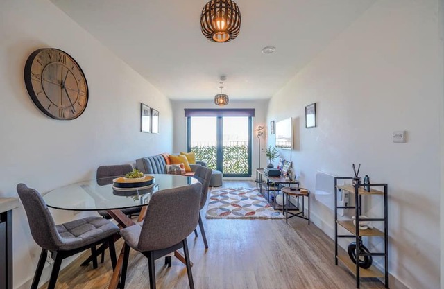 Stylish City Stay | Juliette Balcony, Retro Games & Fast WiFi | Sleeps 4