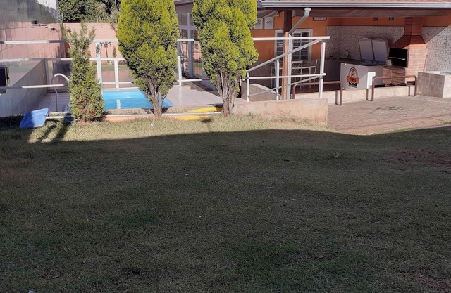 House with pool and barbecue