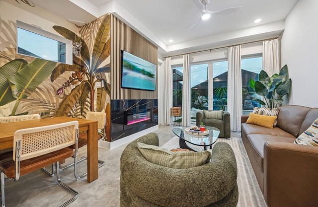 Houston Duplex Duo/Pool/Mega Hottub/Golf/Sleeps 45