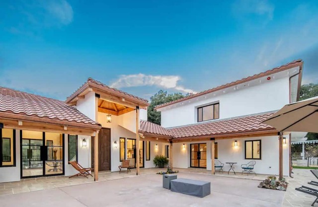 Hacienda Style Home, Swimming Pool, Hot Tub, Outdoor BBQ Area, Fire Pits