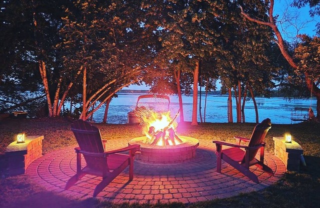 Lake Life-4-bedroom single level cabin.