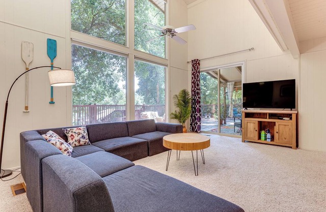 WFH-Friendly Retreat < 1 Mi to Clear Lake!