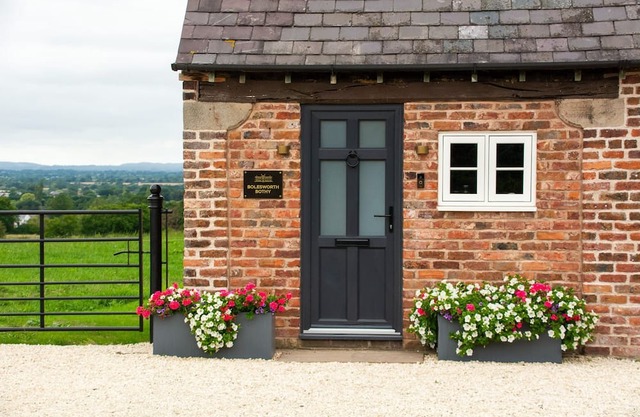 Bolesworth Bothy - sleeps 2 guests in 1 bedroom