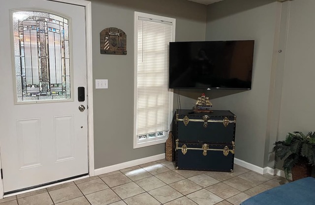 Cozy 2-bedroom apartment in charming Lorain with AC