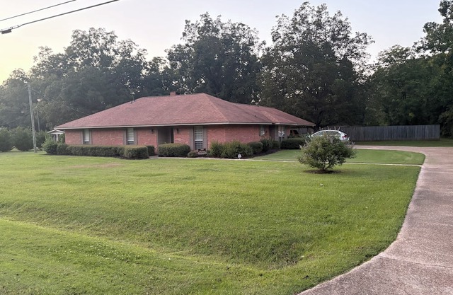 Spacious 3-bedroom house with central heat and air in Starkville
