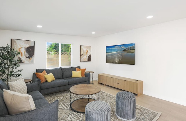 Spacious 5-bedroom house near Disneyland and Knott's Berry Farm