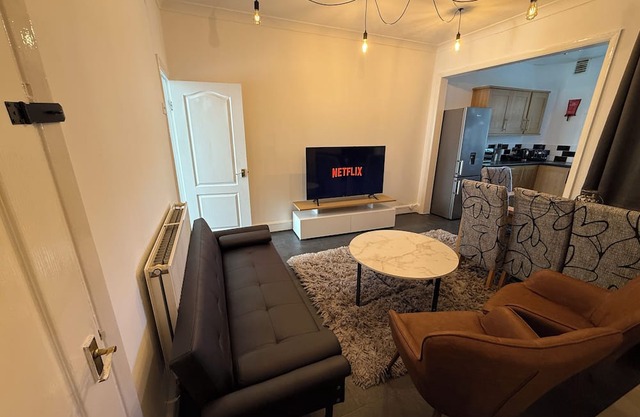 Modern 3BR Near Town Families, Corporate & Contractors Sleeps 10