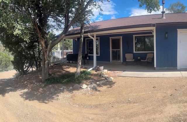 Serene 2-bedroom house with fitness room in Tijeras