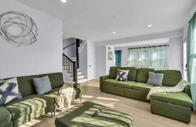 Chic 4BR Lakefront Canal Escape