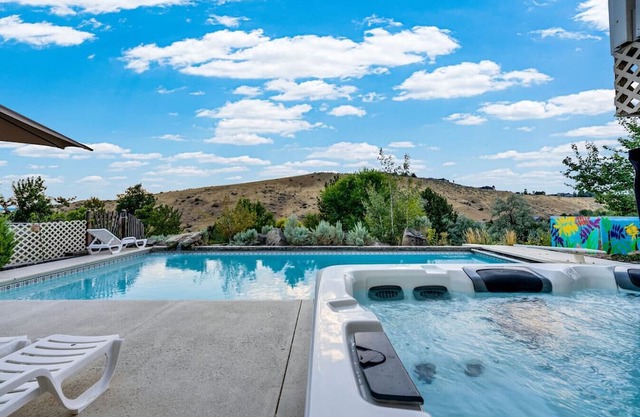 Epic Hillside Retreat Htd Pool HotTub Golf 4400sf