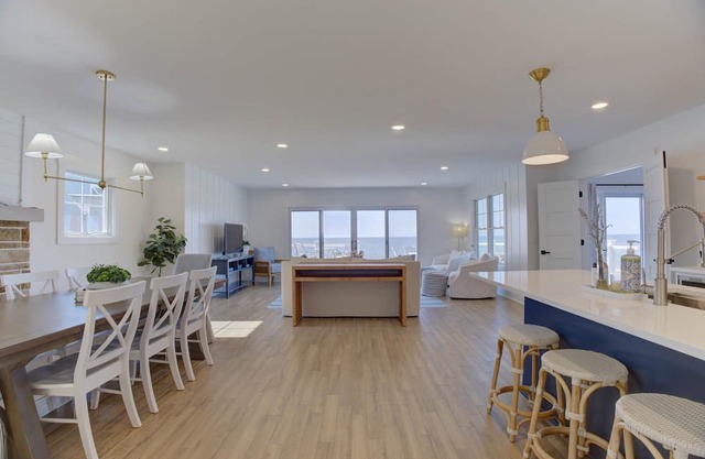Gorgeous Waterfront Retreat - 4bdrms/3.5bths