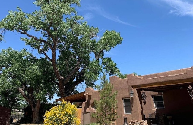 Flyover Cottage/Quaint 2-bedroom house in charming rural Albuquerque