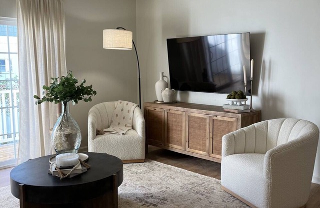 Welcoming 3-bedroom condo, On campus, short walk to Davis Wade and Dudy Noble