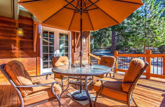 CedarMoon: modern retreat - near town + trails