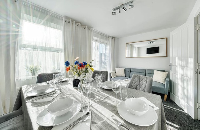 Comfort Lettings - Comfy 4bedroom/8 Beds & 2 Free Parking,Garden,Family Friendly