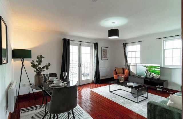 Spacious 1 Bed Harbour-side Apartment with Balcony