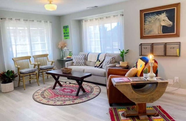 Pet Friendly Modern Farmhouse -Walk to Restaurants