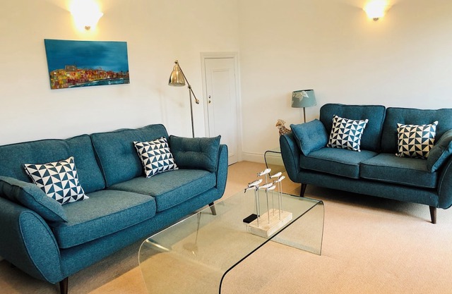 River Cottage Arundel, unique riverside views, just steps from the historic town