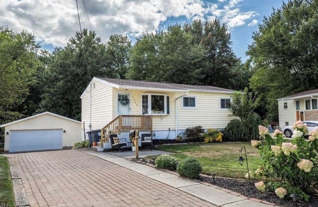 Traveling professionals towpath paradise Quaint pet friendly 3 bd home in Akron