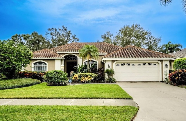 Spacious 4-bedroom house with Heated Pool and lake view in sunny Sarasota