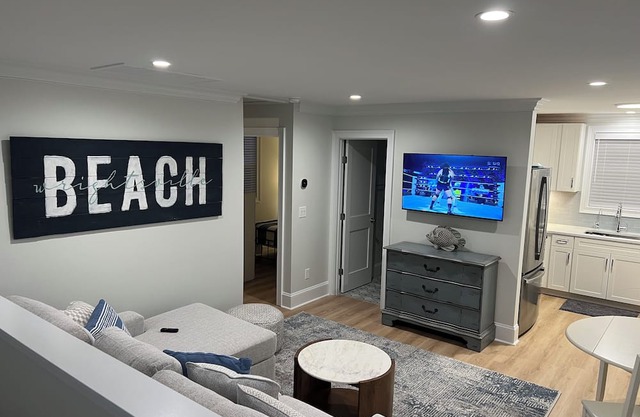 Cozy 2 Bedroom Upstairs Guesthouse with Private Entrance near Wrightsville Beach