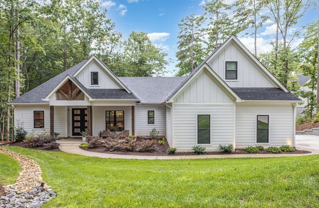 Spacious 6-Bed Lakefront Retreat with Pool, Jacuzzi & Private Dock